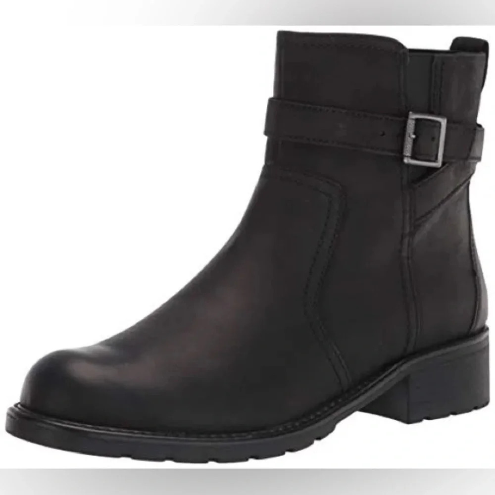 Women Clark’s Orinoco Bend Ankle Boot Black Leather zip up  small heel size 8.5